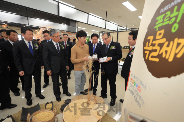 이개호 농림축산식품부 장관이 16일 청주 강내농협의 청촌공간 개소식에 참석해 입주 기업의 제품을 둘러보고있다./사진제공=농림축산식품부