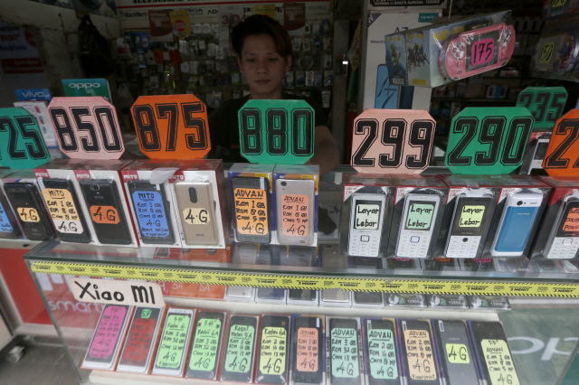 동남아시아 판매대에 진열된 스마트폰 모습 /EPA연합뉴스