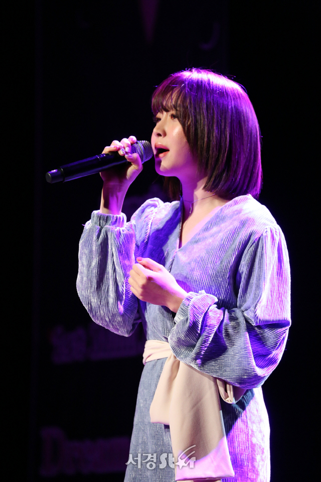 가수 펀치(Punch)가 16일 오후 서울 강남 일지아트홀에서 열린 첫 번째 미니 앨범 ‘Dream of You’ 발매 기념 쇼케이스에서 열창을 하고 있다.