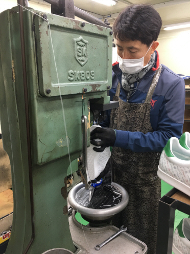 서울 성수동 내 한 부분 공정 업체에서 제화공이 신발을 재봉하고 있다./변수연기자