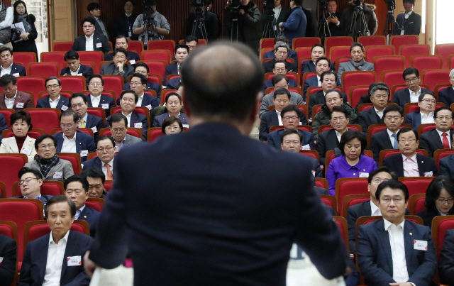 16일 오후 경기도 과천 국가공무원인재개발원에서 열린 자유한국당 국회의원 연찬회에서 참석자들이 김병준 비대위원장 발언을 듣고 있다. /연합뉴스