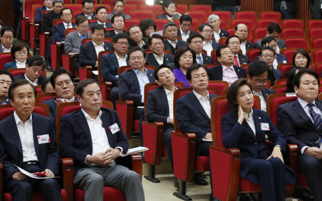 '통합·변화' 외쳤지만…'조직위원장 인선' 갈등 빚은 한국당