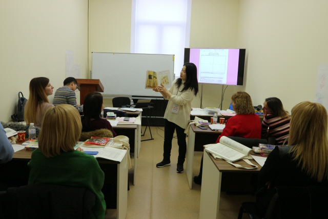 손민영 경기 샛별중학교 영어 교사가 우크라이나 학교에서 영어그림책 실험실 활동에 대한 수업을 하고 있다. /사진제공=교육부