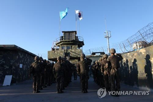 남북은 지난해 11월10일 비무장지대(DMZ)에 있는 GP(감시초소) 중 시범철수 대상인 총 22개 GP 병력과 화기철수를 완료한 것으로 알려졌다. 사진은 11월9일 시범철수 대상인 우리측 GP에서 병력 철수 전 태극기와 유엔기를 내리는 모습./국방부 제공=연합뉴스