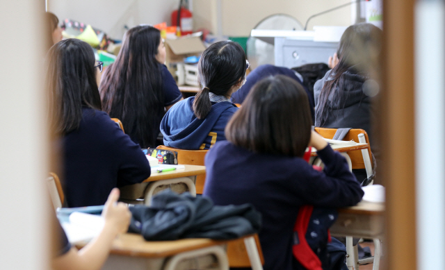 서울의 한 중학교 교실에서 학생들이 수업을 듣고 있다. 올해 고등학교에 입학하는 중3 학생들은 2022학년도 대입 개편안의 첫 적용을 받는다.  /연합뉴스