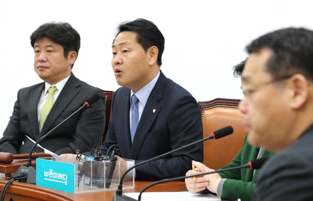 바른미래당 김관영 원내대표(왼쪽 두번째)가 17일 오전 국회에서 열린 원내정책회의에서 발언하고 있다./ 연합뉴스