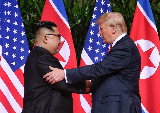 지난해 6월 12일 싱가포르에서 세기의 정상회담을 진행한 도널드 트럼프(오른쪽) 미국 대통령과 김정은 북한 국무위원장 /EPA연합뉴스