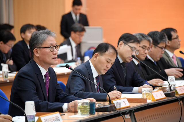 김재현(사진 왼쪽에서 첫번째) 산림청장이 2019년 전국 산림관계관 회의에서 모두발언을 하고 있다. 사진제공=산림청