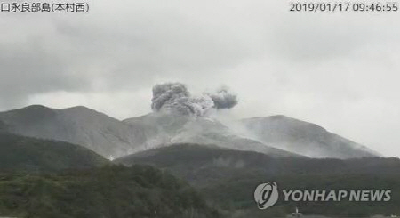 日 가고시마 화산 폭발, 주민 피난소로 대피령.. 분석 약 1km까지 떨어져