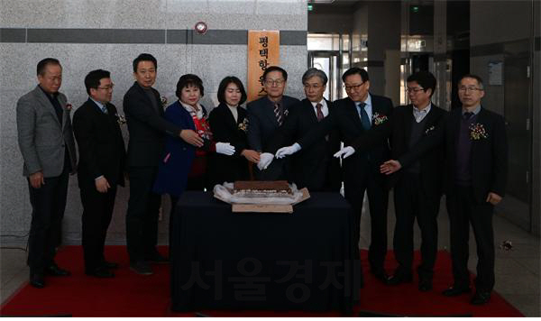 경기평택항만공사는 17일 평택항 마린센터 1층에서 고객의 항만 이용 편의를 제고하기 위한 평택항 고객종합지원센터 개소식을 했다. 평택항 고객종합지원센터 개소식 참석 후 기념촬영을 하고 있다.  /사진제공=경기평택항만공사