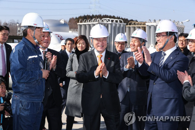 문재인 대통령이 17일 오전 울산광역시 남구 덕양 제3공장을 방문, 공장 관계자에게 수소생산 공정에 대해 설명을 들은 뒤 박수치고 있다./연합뉴스