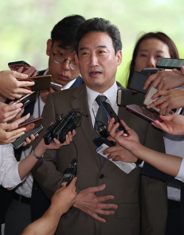 법관사찰과 재판개입 등 양승태 사법부 시절 여러 의혹에 연루된 이규진 서울고법 부장판사가 지난해 8월 23일 오전 서울중앙지검에 출석해 포토라인에서 입장을 밝히고 있다./연합뉴스