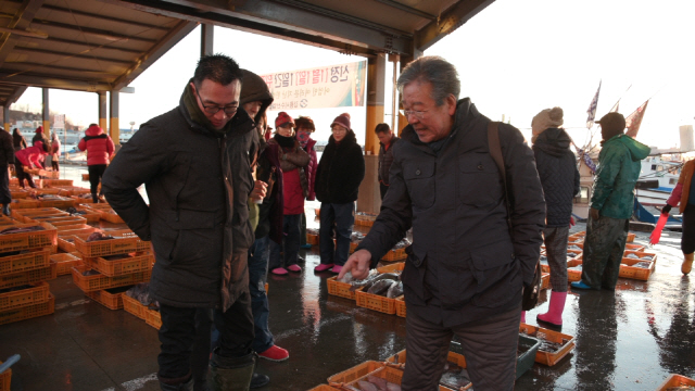 ‘한국인의 밥상’ 최불암, 겨울 동해 홑게·과메기·도치 밥상을 만나다