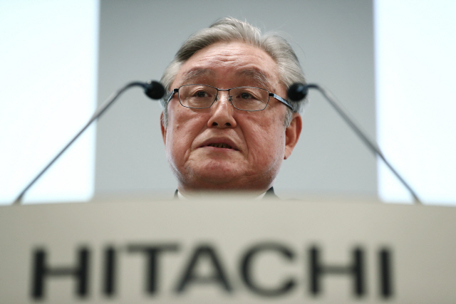 히가시하라 도시아키 히타치 사장이 17일 히타치 본사에서 열린 기자회견에서 영국 원전 신설 계획을 중단한다고 발표하고 있다. /도쿄=AFP연합뉴스