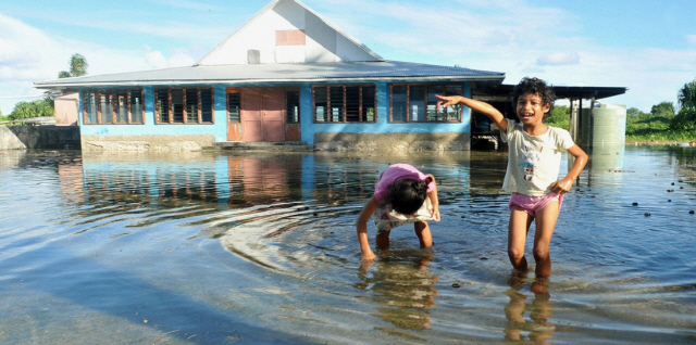 남태평양 폴리네시아에 있는 투발루의 수도 푸나푸티의 한 광장에서 어린이들이 놀고 있다. 투발루는 해수면 상승 영향으로 50년 뒤면 지도에서 사라질 위기에 처했다. / AP