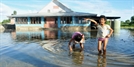 남태평양 폴리네시아에 있는 투발루의 수도 푸나푸티의 한 광장에서 어린이들이 놀고 있다. 투발루는 해수면 상승 영향으로 50년 뒤면 지도에서 사라질 위기에 처했다. / AP