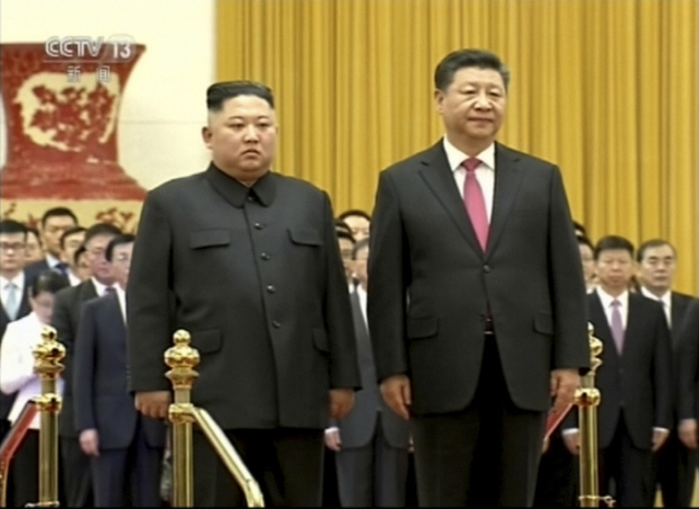 김정은 북한 국무위원장(왼쪽)이 8일 베이징 인민대회당에서 열린 환영식에서 시진핑 중국 국가주석과 함께 의장대를 사열하고 있다. 이 사진은 중국중앙(CC)TV가 10일 제공한 영상에서 캡처한 것이다./ 연합뉴스