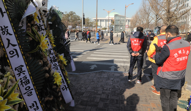 카카오가 카풀 시범서비스를 잠정 중단하기로 한 18일 여의도 국회 앞 카풀반대 분신 택시기사 분향소 모습./연합뉴스