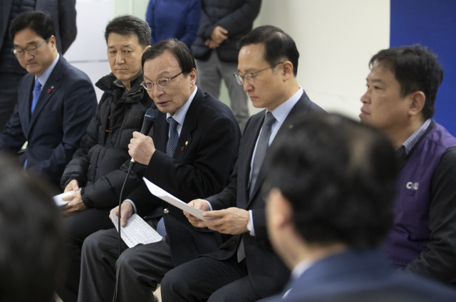 더불어민주당 이해찬 대표가 18일 오전 서울 강남고용복지센터에서 열린 편의점 상생·사회적 대화 지지를 위한 현장 최고위원회의에서 모두발언하고 있다./연합뉴스