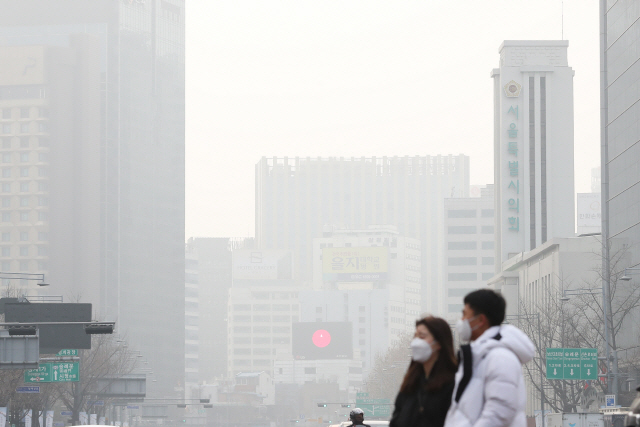 18일은 전국이 대체로 맑겠으나 수도권과 충북·전북의 미세먼지 농도가 ‘나쁨’을 보이겠다. 사진은 지난 15일 미세먼지 농도 ‘매우나쁨’ 수준을 보인 서울 광화문 광장의 모습./연합뉴스