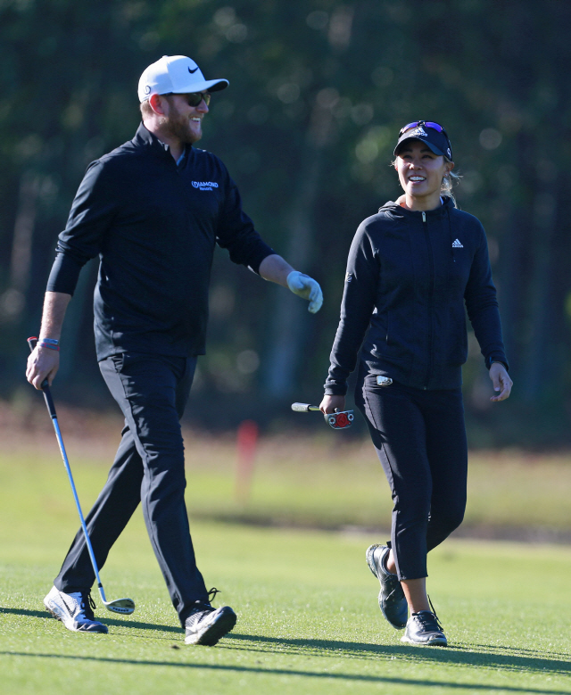 대니엘 강(오른쪽)이 18일 LPGA 투어 다이아몬드리조트 토너먼트 오브 챔피언스 1라운드에서 컨트리가수 콜 스윈덜과 얘기를 나누며 그린으로 이동하고 있다. 이 대회는 유명인사와 선수들이 같은 조로 경기하고 스코어는 별도 집계한다. /레이크부에나비스타=AFP연합뉴스