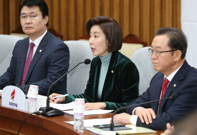 나경원 자유한국당 원내대표가 18일 오전 국회에서 열린 원내대책회의에서 발언하고 있다./연합뉴스