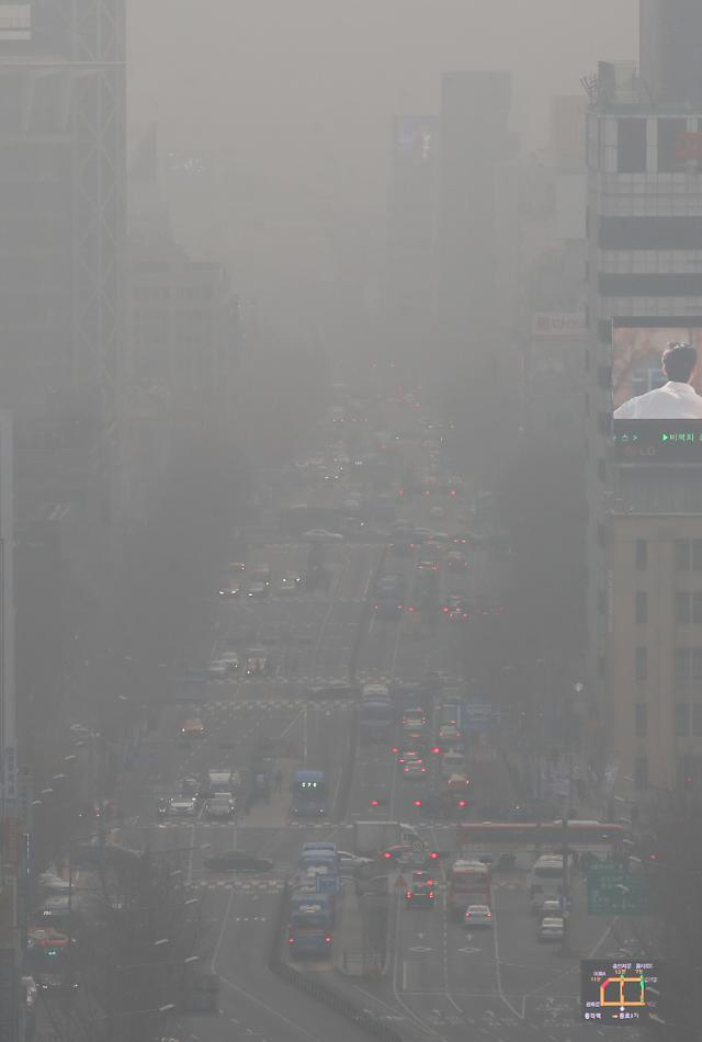 미세먼지가 각종 질병을 일으키는 것으로 잇따라 확인되고 있는 가운데 이번에는 심장이 불규칙하게 뛰는 심방세동도 미세먼지가 원인이라는 연구결과가 처음으로 나왔다. /연합뉴스