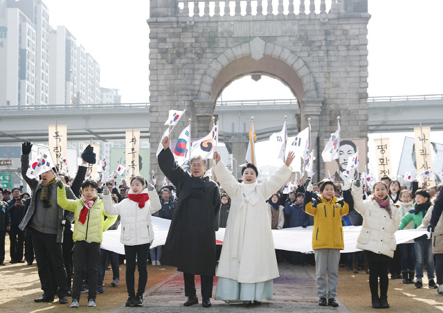 문재인 대통령과 김정숙 여사가 지난해 3월 1일 서울 서대문에서 열린 기념식에서 태극기를 들고 만세를 외치고 있다. /사진제공=청와대