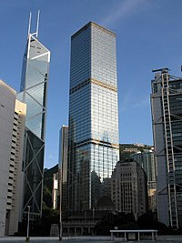중국은행과 HSBC은행 빌딩 사이에 있는 청쿵센터. /위키피디아
