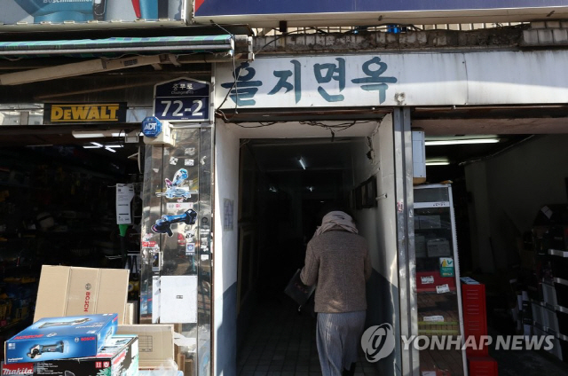 16일 오후 서울 을지면옥에서 식사를 마친 손님들이 밖으로 나서고 있다. ‘공구 거리’를 포함한 서울 청계천과 을지로 일대 상가 철거가 올 초부터 본격화하면서 인근 지역의 재개발에도 속도가 붙을지 관심이 쏠린다./연합뉴스