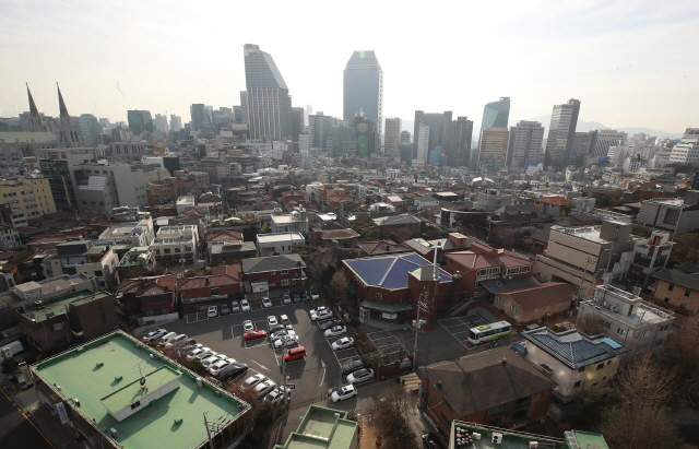 16일 지방자치단체들에 따르면 올해 서울의 표준주택 공시가는 작년 대비 20.70% 오를 것으로 예상된다. 서울에서는 강남구의 상승률이 42.8%로 가장 높은 것으로 파악됐고 뒤이어 용산구(39.4%), 마포구(37.3%), 서초구(30.6%), 성동구(24.5%) 등 순인 것으로 전해졌다. 사진은 강남구 주택가 모습. /연합뉴스