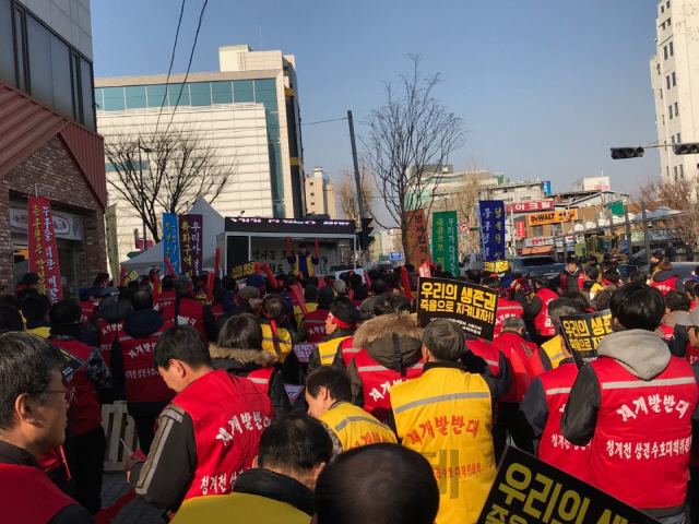 서울 청계천 일대 공구상들이 지난 18일 관수교 사거리에서 세입자 대책을 요구하는 집회를 벌이고 있다.