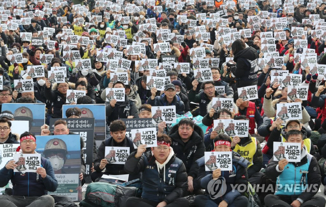 19일 오후 서울 광화문 광장에서 열린 민주노총 전국 노동자대회에서 참석자들이 비정규직 철폐, 위험의 외주화 금지, 태안화력 청년 비정규직 고 김용균 사망사고 진상규명 등을 촉구하고 있다./연합뉴스