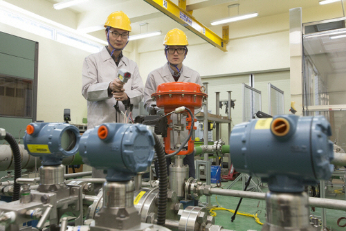 원자력연구원 연구원들이 초고온가스로의 안전성 점검을 실시하고 있다. /사진제공=한국원자력연구원
