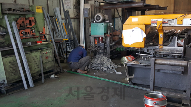 외국인 근로자가 한 중소기업에서 작업에 몰두하고 있다. 위 사진은 기사 내용과 무관. /서울경제DB