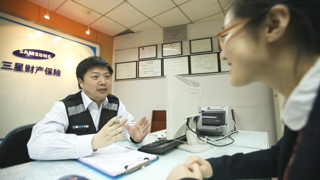 삼성화재의 중국법인 직원이 고객에게 자동차보험에 대해 설명하고 있다. /사진제공=삼성화재