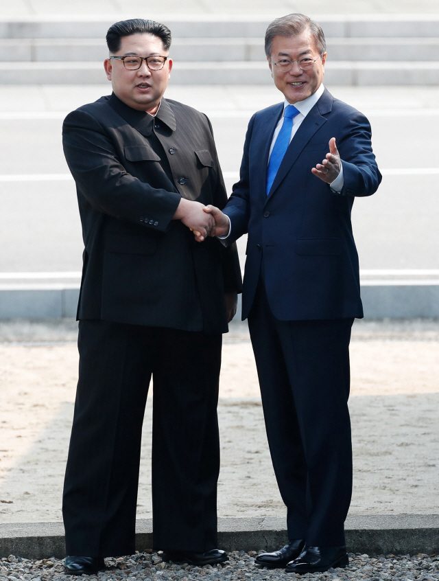 문재인 대통령과 김정은 북한 국무위원장이 지난해 4월27일 판문점 군사분계선에서 악수하고 있다. /연합뉴스
