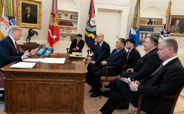 도널드 트럼프(왼쪽) 미국 대통령이 18일(현지시간)  백악관 집무실에서 김영철(앞줄 오른쪽 세번째) 북한 노동당 부위원장과 마주 보며 대화를 하고 있다. /댄 스캐비노 국장 트위터 캡처
