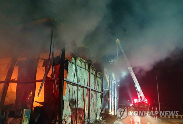 20일 오전 2시 26분께 전북 김제시 공덕면 한 농산물 가공시설에서 불이 나 연기가 치솟고 있다./연합뉴스