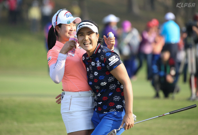 전미정(오른쪽)이 우승을 차지한 뒤 김아림의 축하를 받고 있다. /사진제공=KLPGA