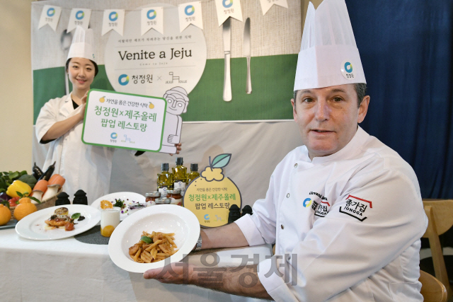 19일 서귀포시 제주올레 여행자센터에서 대상 청정원 주최로 열린 팝업 레스토랑 행사에서 이탈리아 출신 지오바니 마우로 세우(Giovanni Mauro Seu) 셰프(오른쪽)가 제주의 식재료와 청정원 제품을 활용한 코스 요리를 선보이고 있다.   '당신을 위한 식탁, 베니때 아 제주(Venite a jeju, 제주로 오세요)'를 주제로 열린 이날 행사는 제주 농수산물을 활용한 이탈리아 정통 요리를 선보여 제주 농산물의 가치를 널리 알리기 위해 마련됐다. 행사 수익금은 전액 제주올레에 기부, 지역 발전을 위해 사용된다./서귀포=제주사진공동취재단