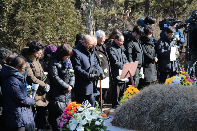 20일 오후 마석 모란공원 열사묘역에서 열린 용산참사 10주기 추모제에서 참석자들이 묵념을 하고 있다. /연합뉴스
