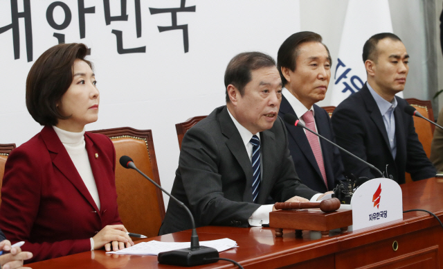 김병준 자유한국당 비상대책위원장(왼쪽 두번째)이 17일 오전 국회에서 열린 비상대책위원회의에서 발언하고 있다./연합뉴스