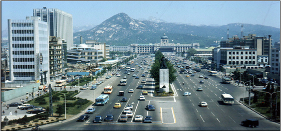 1974년 광화문 광장의 모습. /사진제공=국가기록원