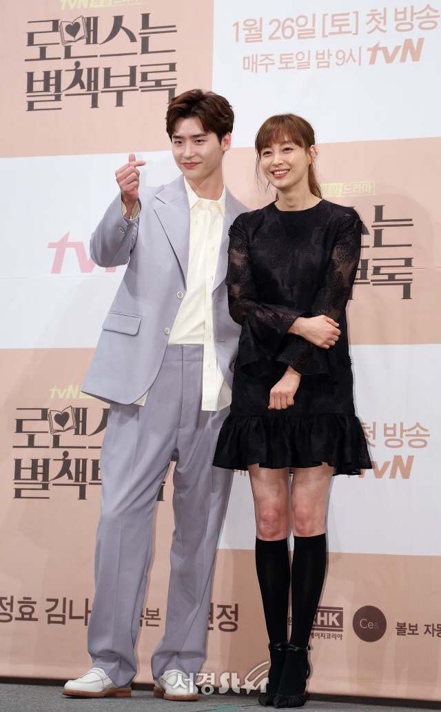 배우 이나영, 이종석이 21일 오후 서울 논현동 임피리얼팰리스서울에서 열린 tvN 새 주말드라마 ‘로맨스는 별책부록’ 제작발표회에 참석하고 있다.