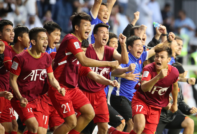 아랍에미리트 아부다비 알 막툼 경기장에서 열린   2019 아시아축구연맹(AFC) 아시안컵 요르단과 베트남과의 16강전에서승부차기에서 승리한 베트남 선수들이 기뻐하고 있다./연합뉴스
