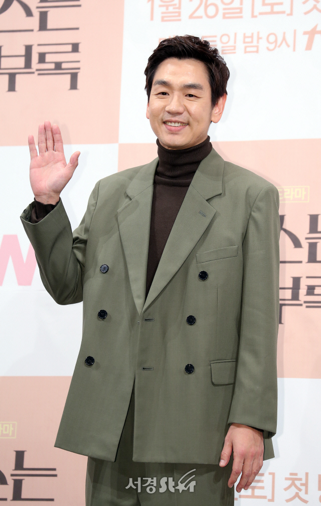 배우 김태우가 21일 오후 서울 논현동 임피리얼팰리스서울에서 열린 tvN 새 주말드라마 ‘로맨스는 별책부록’ 제작발표회에 참석하고 있다.