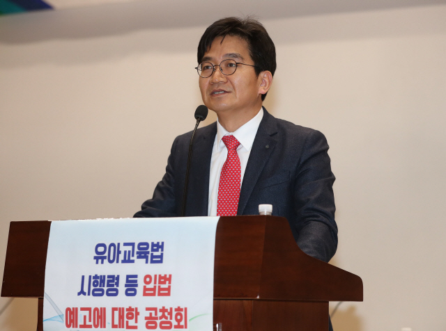 21일 오전 국회 의원회관에서 열린 자유한국당 홍문종 의원실이 주최하고 한국유치원총연합회(한유총)가 주관하는 ‘유아교육법 시행령 등 입법 예고에 대한 공청회’에서 이덕선 한유총 이사장이 인사말을 하고 있다./연합뉴스