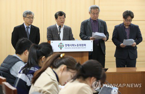 한국이 국제노동기구(ILO) 핵심협약 비준을 제대로 추진하지 않고 있다는 이유로 유럽연합(EU)이 제기한 한-EU 자유무역협정(FTA) 분쟁 해결 절차가 21일 본격 시작했다. 한국이 ILO 핵심협약 비준을 미루며 한-EU 무역분쟁으로 번진 것으로, 경제사회노동위원회(경사노위)를 중심으로 진행 중인 ILO 핵심협약 비준을 위한 사회적 대화의 중요한 변수다./연합뉴스