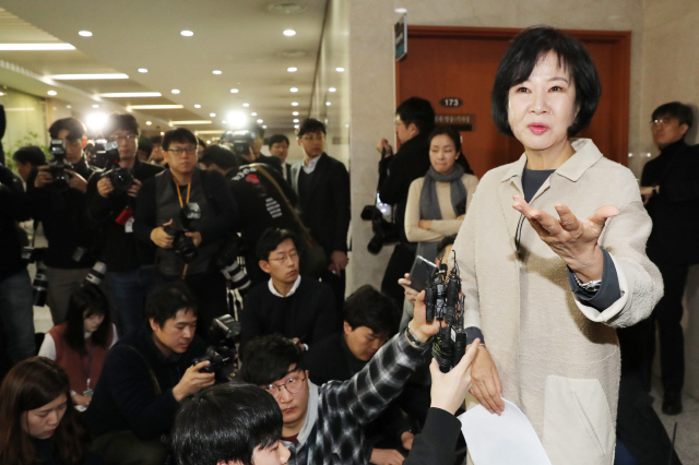 손혜원 의원이 20일 서울 여의도 국회 정론관 앞에서 목포 부동산 투기 의혹과 관련한 기자들의 질문에 답하고 있다./연합뉴스